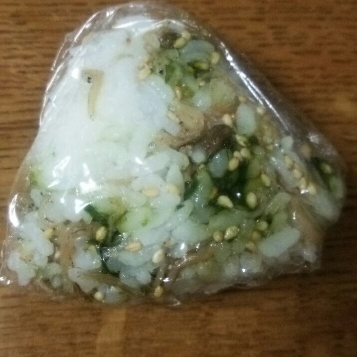 海苔の佃煮とゴマとちりめんのおにぎり